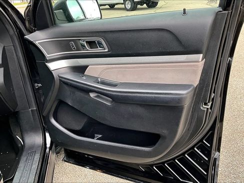 Used 2017 Ford Explorer XLT w/ Equipment Group 202A FWD image 23