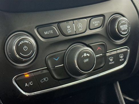 Used 2020 Jeep Cherokee Latitude Plus w/ Cold Weather Group AWD/4WD image 19
