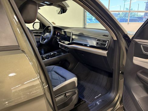 Used 2025 Volkswagen Atlas Peak Edition SE AWD/4WD image 46