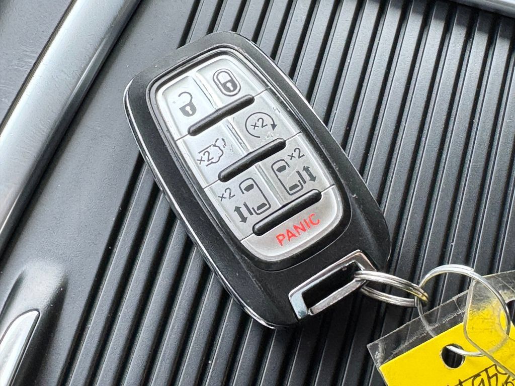 Used 2023 Chrysler Pacifica Touring-L AWD/4WD image 33
