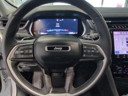 Used 2023 Jeep Grand Cherokee Limited w/ Luxury Tech Group II image 17