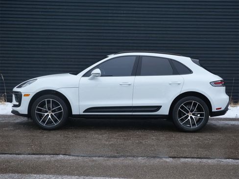Certified 2024 Porsche Macan image 2
