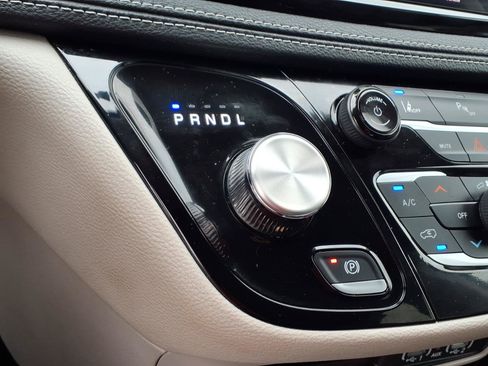 Used 2023 Chrysler Pacifica Touring-L FWD image 15