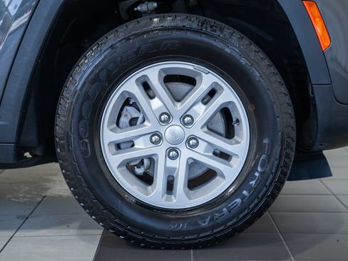 Certified 2023 Jeep Grand Cherokee Laredo AWD/4WD image 15