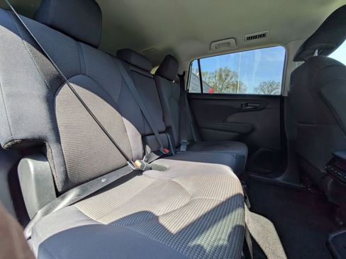 Used 2024 Toyota Highlander LE image 29
