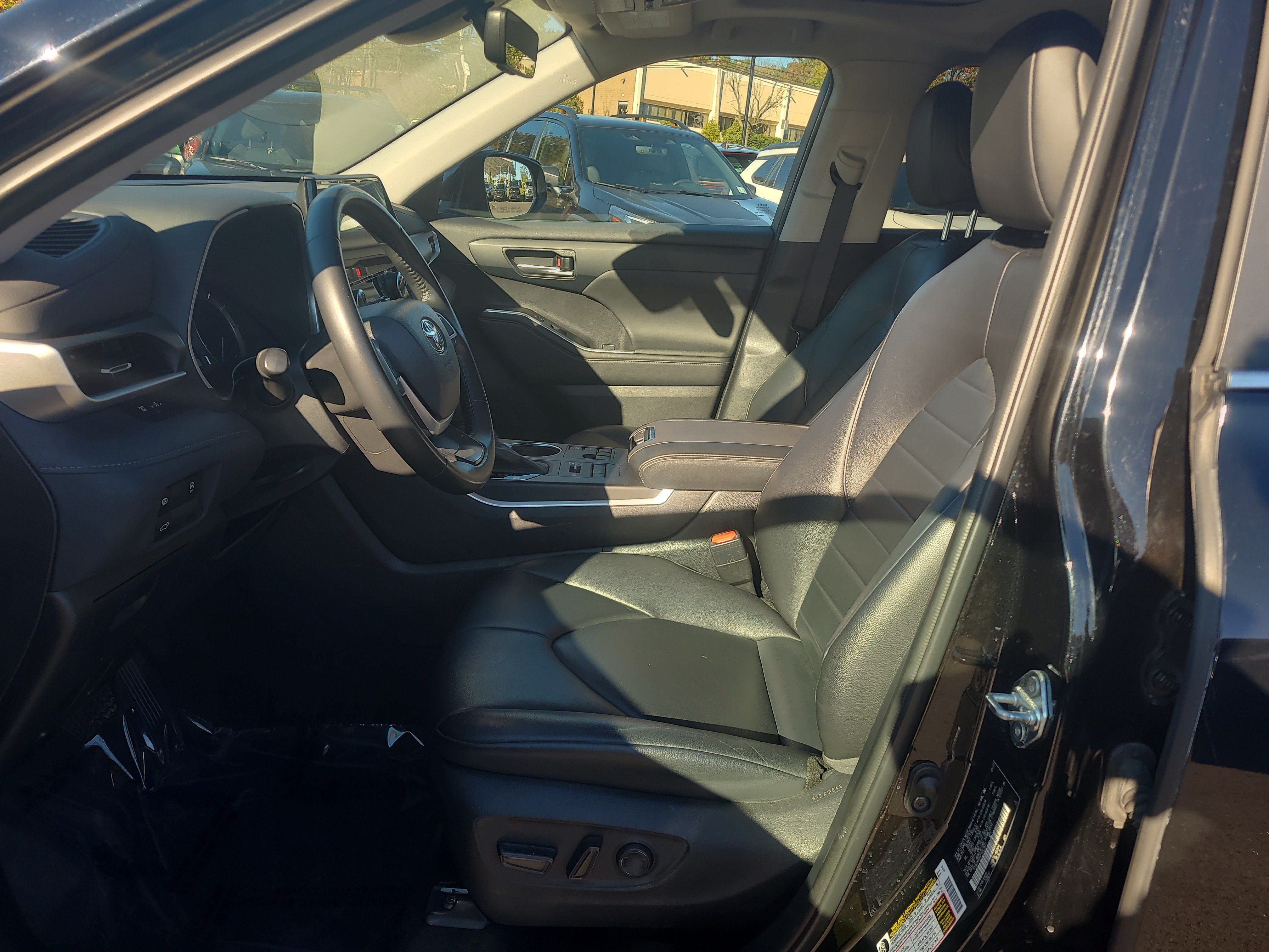 Used 2023 Toyota Highlander XLE AWD/4WD image 16