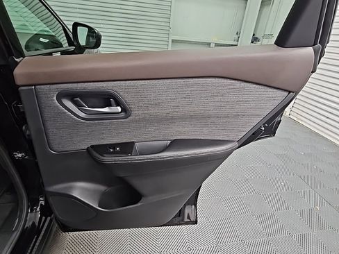 Used 2023 Nissan Rogue SV image 32