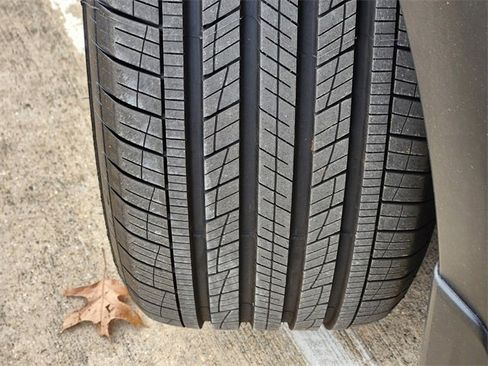 Used 2022 Nissan Pathfinder Platinum w/ Lighting Package (N92) image 11