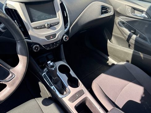 Used 2018 Chevrolet Cruze LS FWD image 9