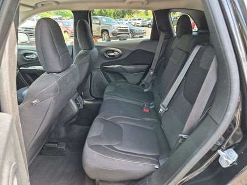 Used 2015 Jeep Cherokee Latitude FWD image 26