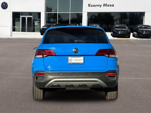 Used 2022 Volkswagen Taos SE w/ Panoramic Sunroof Package FWD image 5