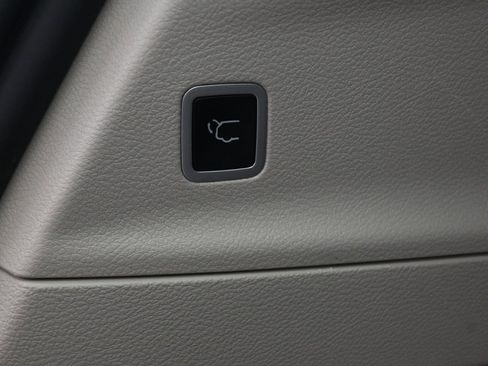 Used 2023 Chrysler Pacifica Touring-L image 24