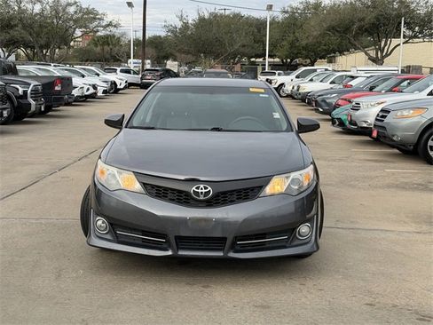 Used 2014 Toyota Camry SE image 2
