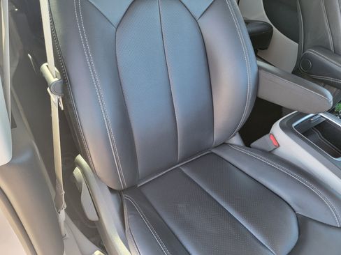 Used 2024 Chrysler Pacifica Touring-L image 10