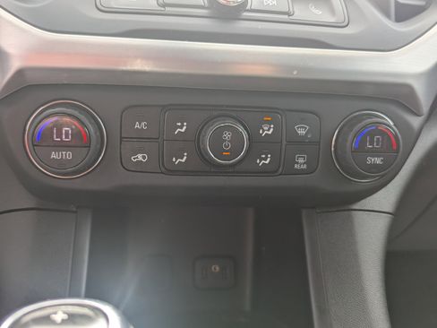 Used 2019 GMC Acadia SLE image 25