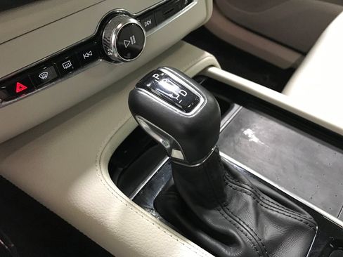 Used 2022 Volvo XC90 T5 Momentum w/ Climate Package AWD/4WD image 17