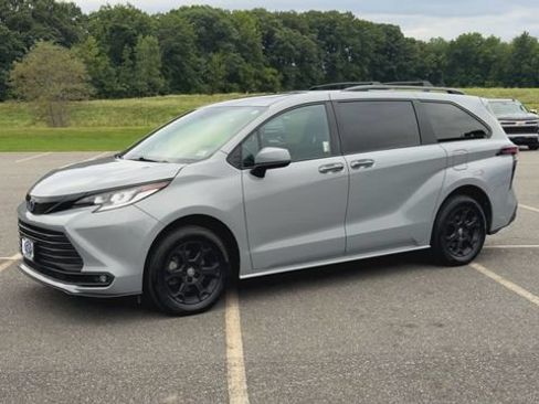 Used 2025 Toyota Sienna XLE Woodland Edition AWD/4WD image 4