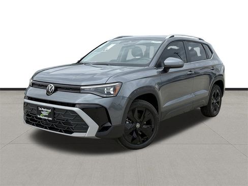 New 2026 Volkswagen Taos SE image 1