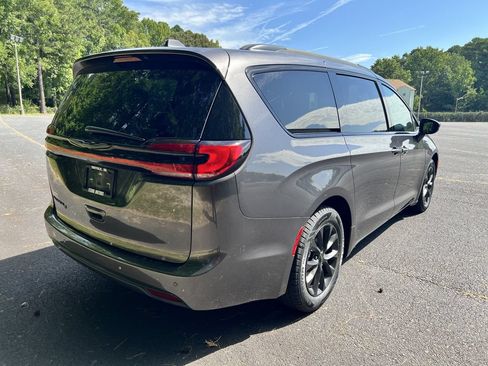 Used 2021 Chrysler Pacifica Touring-L w/ S Appearance Package FWD image 3