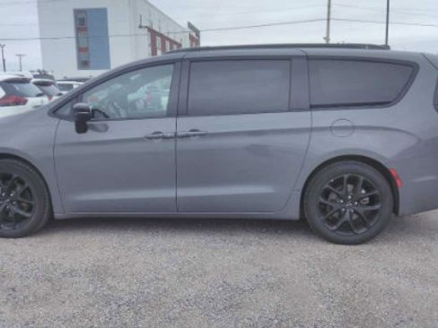 Used 2025 Chrysler Pacifica Limited FWD image 8