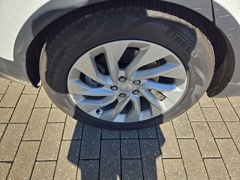 Certified 2025 Land Rover Discovery S AWD/4WD image 12