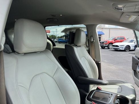Used 2017 Chrysler Pacifica Touring-L Plus w/ Advanced Safetytec Group image 41
