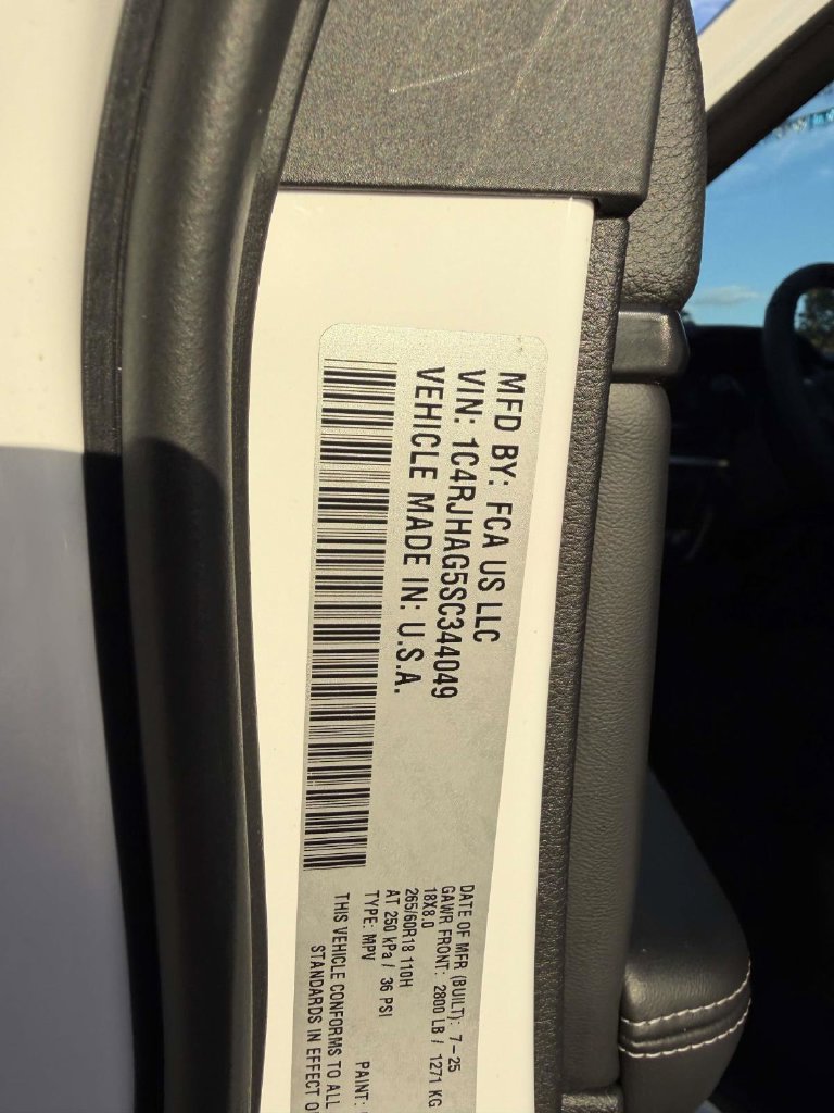 Used 2025 Jeep Grand Cherokee Laredo X w/ Luxury Tech Group I AWD/4WD image 29