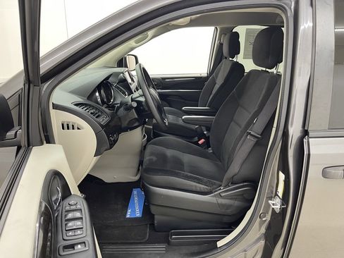 Used 2019 Dodge Grand Caravan SE w/ UConnect Hands-Free Group image 18