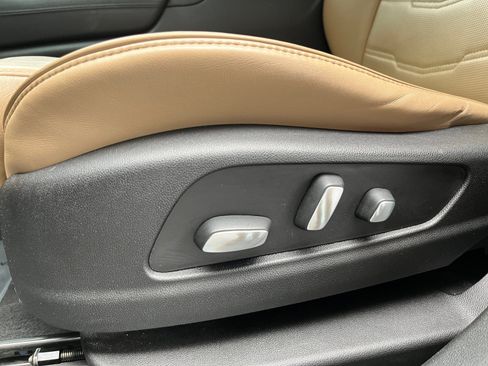 Used 2017 Cadillac XT5 Platinum w/ Driver Assist Package AWD/4WD image 14