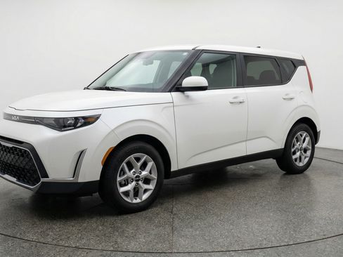 Used 2025 Kia Soul LX w/ LX Technology Package image 3