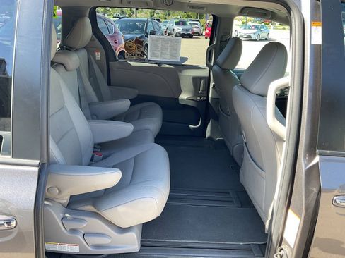 Used 2020 Toyota Sienna XLE Premium w/ Carpet Mat Package FWD image 41