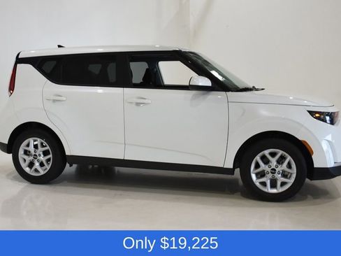 Used 2025 Kia Soul LX FWD image 3