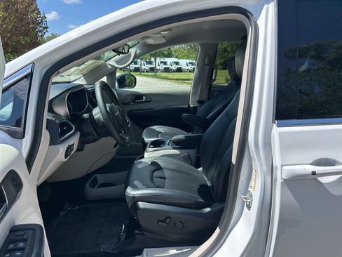 Used 2024 Chrysler Pacifica Limited FWD image 15