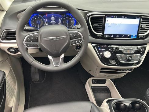 Used 2024 Chrysler Pacifica Touring-L FWD image 11