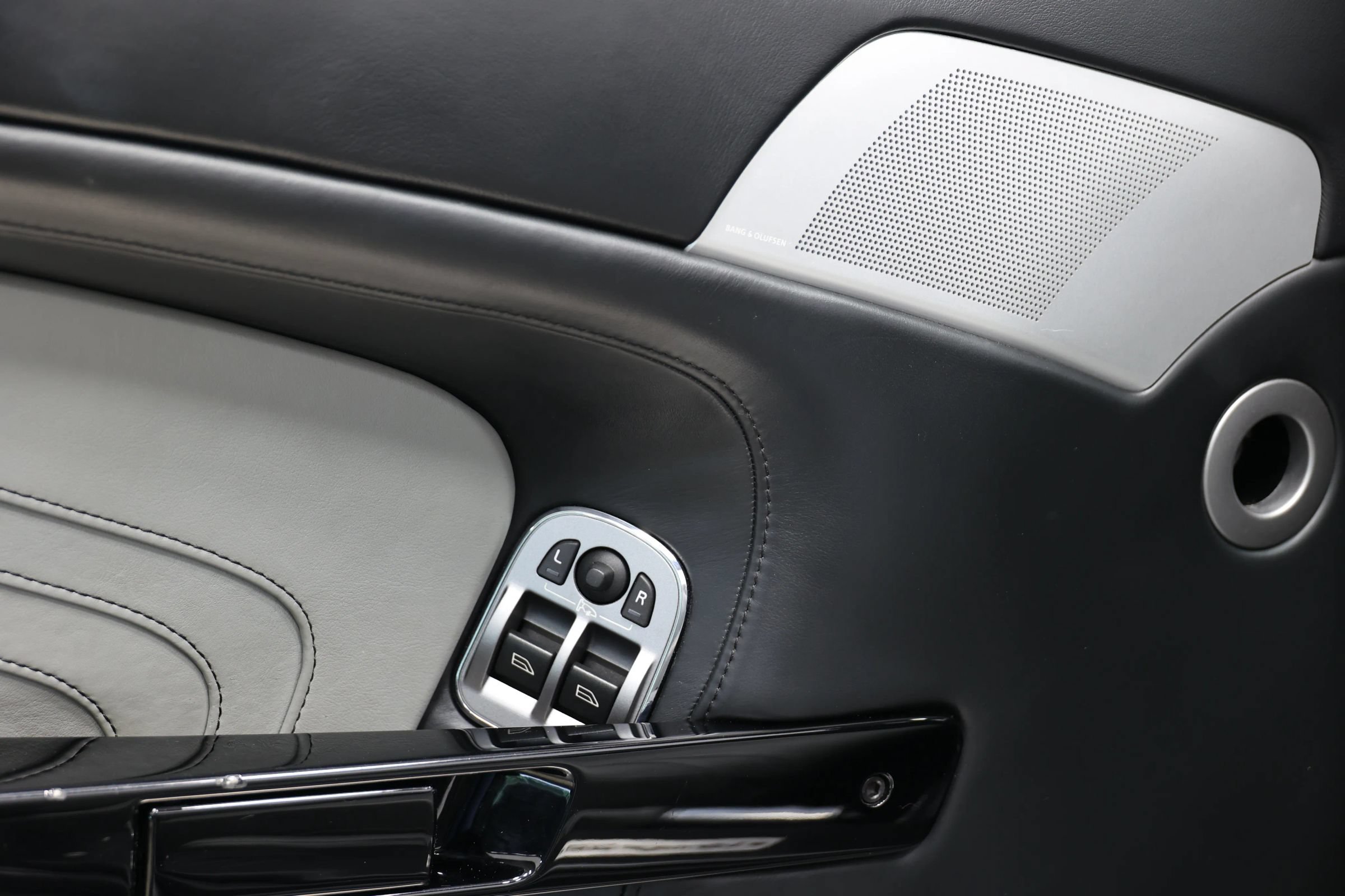 Used 2016 Aston Martin V8 Vantage S RWD image 13