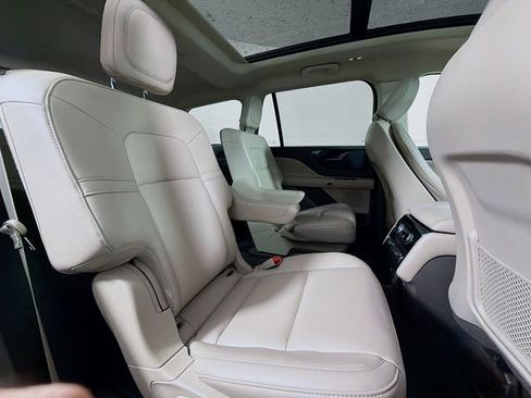 Used 2023 Lincoln Aviator AWD w/ Premium Package image 31