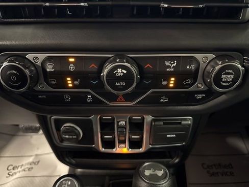 Used 2025 Jeep Wrangler Unlimited Sahara AWD/4WD image 16