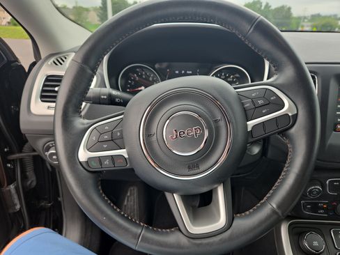 Used 2019 Jeep Compass Latitude w/ Cold Weather Group AWD/4WD image 2