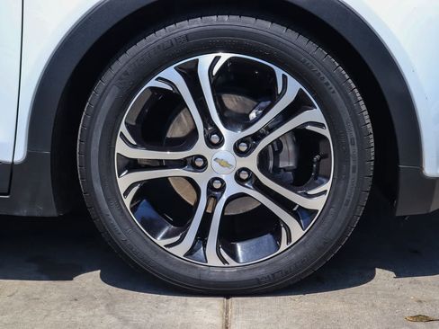 Used 2020 Chevrolet Bolt Premier w/ Infotainment Package FWD image 9