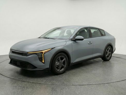Used 2025 Kia K4 LXS image 2