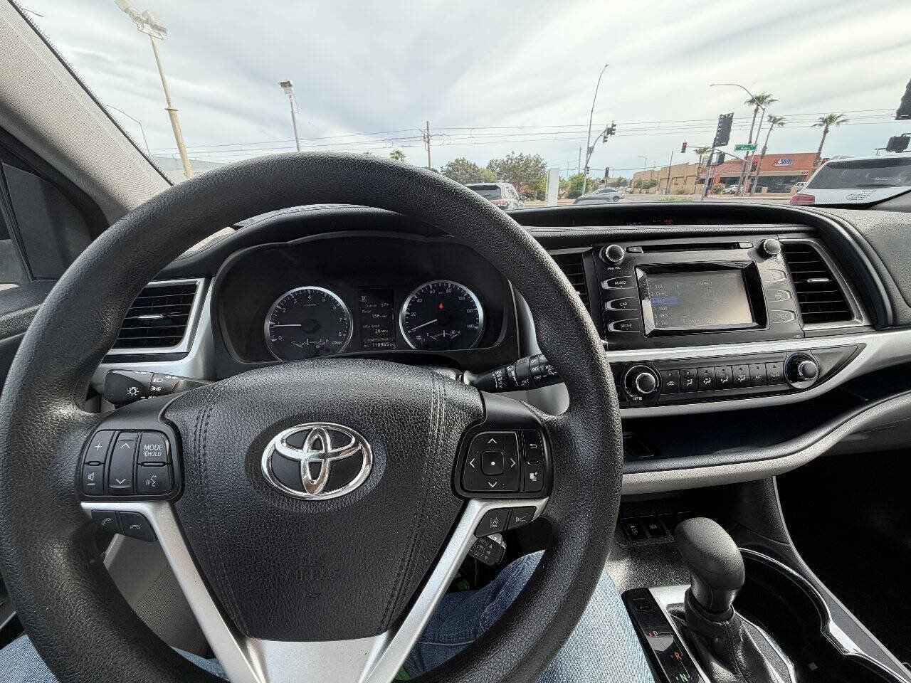 Used 2017 Toyota Highlander LE w/ Carpet Mat Package FWD image 16