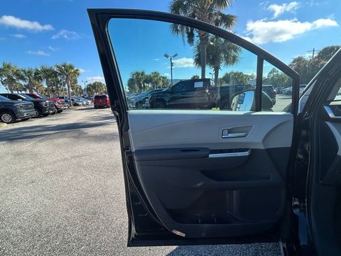 Used 2024 Toyota Sienna XLE image 29