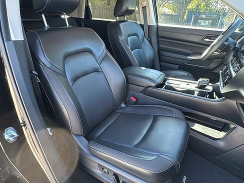 Used 2023 Nissan Pathfinder SL w/ Black Appearance Package image 32