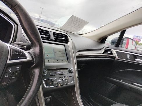 Used 2017 Ford Fusion SE w/ Fusion SE Technology Package AWD/4WD image 16