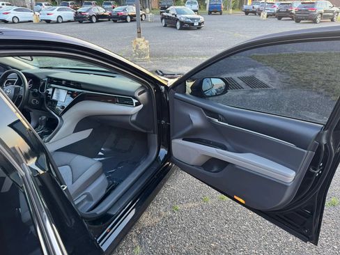 Used 2018 Toyota Camry LE FWD image 17