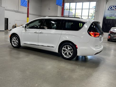 Used 2018 Chrysler Pacifica Touring-L Plus w/ Advanced Safetytec Group FWD image 3