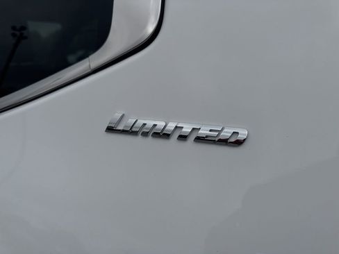 Used 2025 Toyota Tundra Limited AWD/4WD image 32