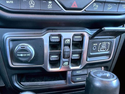 Used 2020 Jeep Wrangler Unlimited Sahara image 28