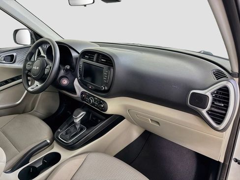 Used 2025 Kia Soul LX w/ LX Technology Package FWD image 29