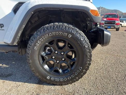 Used 2023 Jeep Gladiator Willys image 12